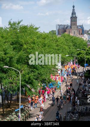 Nijmegen, Niederlande. Juli 2025. NIJMEGEN, NIEDERLANDE - 13. JULI: Flaggenparade vor dem Start der internationalen Viertagsmärsche (Vierdaagse), der weltweit größten mehrtägigen Wanderveranstaltung mit über 47,000 Teilnehmern. Am 13. Juli 2025 in Nijmegen, Niederlande. (Foto von Lucia Smatanová/Orange Pictures) Credit: Orange Pics BV/Alamy Live News Stockfoto