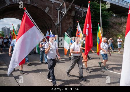 Nijmegen, Niederlande. Juli 2025. NIJMEGEN, NIEDERLANDE - 13. JULI: Flaggenparade vor dem Start der internationalen Viertagsmärsche (Vierdaagse), der weltweit größten mehrtägigen Wanderveranstaltung mit über 47,000 Teilnehmern. Am 13. Juli 2025 in Nijmegen, Niederlande. (Foto von Lucia Smatanová/Orange Pictures) Credit: Orange Pics BV/Alamy Live News Stockfoto