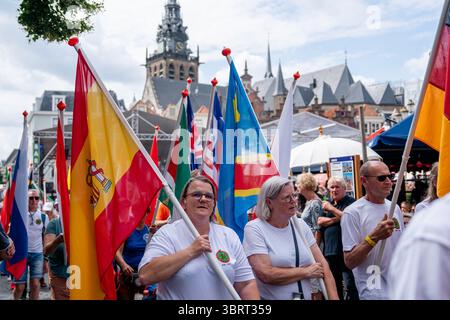 Nijmegen, Niederlande. Juli 2025. NIJMEGEN, NIEDERLANDE - 13. JULI: Flaggenparade vor dem Start der internationalen Viertagsmärsche (Vierdaagse), der weltweit größten mehrtägigen Wanderveranstaltung mit über 47,000 Teilnehmern. Am 13. Juli 2025 in Nijmegen, Niederlande. (Foto von Lucia Smatanová/Orange Pictures) Credit: Orange Pics BV/Alamy Live News Stockfoto