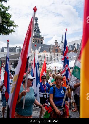 Nijmegen, Niederlande. Juli 2025. NIJMEGEN, NIEDERLANDE - 13. JULI: Flaggenparade vor dem Start der internationalen Viertagsmärsche (Vierdaagse), der weltweit größten mehrtägigen Wanderveranstaltung mit über 47,000 Teilnehmern. Am 13. Juli 2025 in Nijmegen, Niederlande. (Foto von Lucia Smatanová/Orange Pictures) Credit: Orange Pics BV/Alamy Live News Stockfoto