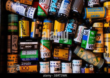Alte Filme, Kanister und Rollenfilm warten auf die Entwicklung analoger Filme, 35 mm und Rollenfilm 120 Stockfoto