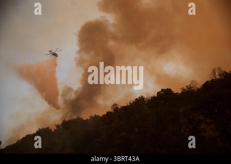 19. September 2020, Valyermo, Kalifornien, USA: Ein Hubschrauber lässt Wasser über den Angeles National Forest in der Stadt Valyermo fallen. Das Bobcat-Feuer brach durch den Wüstenboden von Valyermo, Kalifornien, ein, nachdem die Winde aufstiegen. (Bild: © Allison Dinner/ZUMA Wire) Stockfoto