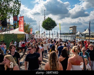 Nijmegen, Niederlande. Juli 2025. Die Straßen sind voller Menschen. Diese Veranstaltung findet gleichzeitig mit den Internationalen vier-Tage-Märschen statt. Jedes Jahr präsentiert diese Veranstaltung ein vielseitiges Programm mit mehr als 1.000 Acts auf über 45 Bühnen, die alle völlig kostenlos sind und über 1,5 Millionen Menschen in die Innenstadt von Nijmegen locken. Quelle: SOPA Images Limited/Alamy Live News Stockfoto