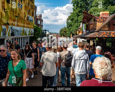 Nijmegen, Niederlande. Juli 2025. Menschen werden von verschiedenen Orten aus gesehen, um die freien Vorstellungen zu genießen. Diese Veranstaltung findet gleichzeitig mit den Internationalen vier-Tage-Märschen statt. Jedes Jahr präsentiert diese Veranstaltung ein vielseitiges Programm mit mehr als 1.000 Acts auf über 45 Bühnen, die alle völlig kostenlos sind und über 1,5 Millionen Menschen in die Innenstadt von Nijmegen locken. Quelle: SOPA Images Limited/Alamy Live News Stockfoto