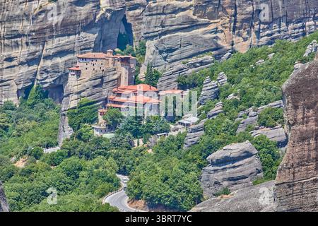 Das Kloster St. Nikolaus Anapausas und das Kloster Roussanou am UNESCO-Weltkulturerbe Meteora, Griechenland, Europa Stockfoto