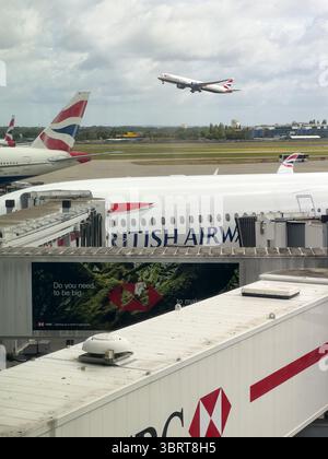 26. MAI 2025 - London, UK - London Heathrow Flughafen in der Abflugzone, mit Blick auf die Start- und Landebahnen und Flugzeuge von British Airways Stockfoto