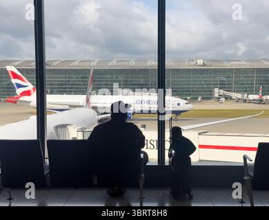 26. MAI 2025 - London, UK - London Heathrow Flughafen in der Abflugzone, mit Blick auf die Start- und Landebahnen und Flugzeuge von British Airways Stockfoto