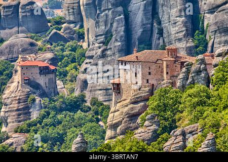 Das Kloster St. Nikolaus Anapausas und das Kloster Roussanou am UNESCO-Weltkulturerbe Meteora, Griechenland, Europa Stockfoto