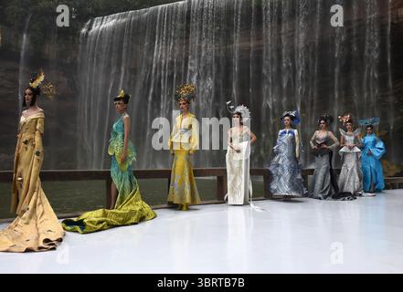 21. September 2020, Chongqing, Chongqing, China: Die Abschlusszeremonie der internationalen Modeschau 2020 fand am 21. September 2020 unter einem majestätischen Wasserfall in Chongqing, China, statt. (Kreditbild: © TPG via ZUMA Press) Stockfoto