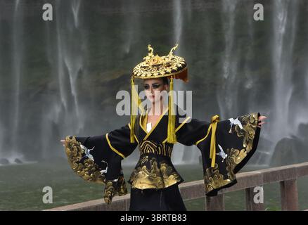 21. September 2020, Chongqing, Chongqing, China: Die Abschlusszeremonie der internationalen Modeschau 2020 fand am 21. September 2020 unter einem majestätischen Wasserfall in Chongqing, China, statt. (Kreditbild: © TPG via ZUMA Press) Stockfoto