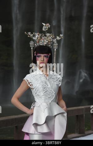 21. September 2020, Chongqing, Chongqing, China: Die Abschlusszeremonie der internationalen Modeschau 2020 fand am 21. September 2020 unter einem majestätischen Wasserfall in Chongqing, China, statt. (Kreditbild: © TPG via ZUMA Press) Stockfoto