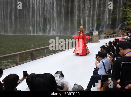 21. September 2020, Chongqing, Chongqing, China: Die Abschlusszeremonie der internationalen Modeschau 2020 fand am 21. September 2020 unter einem majestätischen Wasserfall in Chongqing, China, statt. (Kreditbild: © TPG via ZUMA Press) Stockfoto