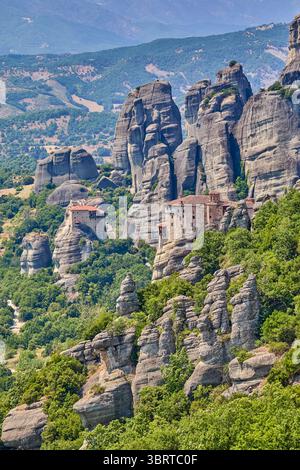 Das Kloster St. Nikolaus Anapausas und das Kloster Roussanou am UNESCO-Weltkulturerbe Meteora, Griechenland, Europa Stockfoto