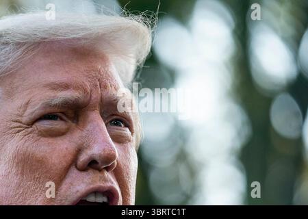 22. September 2020, Washington, District of Columbia, USA: US-Präsident Donald J. Trump verlässt am Dienstag, den 22. September 2020 in Washington DC das Weiße Haus zu einer Kundgebung (Credit Image: © Sarah Silbiger/CNP via ZUMA Wire) Stockfoto