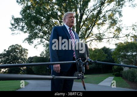 22. September 2020, Washington, District of Columbia, USA: US-Präsident Donald J. Trump verlässt am Dienstag, den 22. September 2020 in Washington DC das Weiße Haus zu einer Kundgebung (Credit Image: © Sarah Silbiger/CNP via ZUMA Wire) Stockfoto