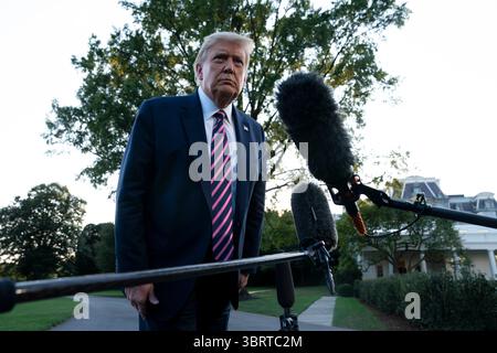 22. September 2020, Washington, District of Columbia, USA: US-Präsident Donald J. Trump verlässt am Dienstag, den 22. September 2020 in Washington DC das Weiße Haus zu einer Kundgebung (Credit Image: © Sarah Silbiger/CNP via ZUMA Wire) Stockfoto