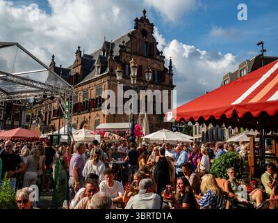 Nijmegen, Niederlande. Juli 2025. Die Terrassen sind voller Einheimischer und Touristen. Diese Veranstaltung findet gleichzeitig mit den Internationalen vier-Tage-Märschen statt. Jedes Jahr präsentiert diese Veranstaltung ein vielseitiges Programm mit mehr als 1.000 Acts auf über 45 Bühnen, die alle völlig kostenlos sind und über 1,5 Millionen Menschen in die Innenstadt von Nijmegen locken. (Foto: Ana Fernandez/SOPA Images/SIPA USA) Credit: SIPA USA/Alamy Live News Stockfoto