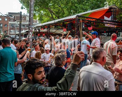 Nijmegen, Niederlande. Juli 2025. Man sieht, wie man die Musik auf einem überfüllten Platz genießt. Diese Veranstaltung findet gleichzeitig mit den Internationalen vier-Tage-Märschen statt. Jedes Jahr präsentiert diese Veranstaltung ein vielseitiges Programm mit mehr als 1.000 Acts auf über 45 Bühnen, die alle völlig kostenlos sind und über 1,5 Millionen Menschen in die Innenstadt von Nijmegen locken. (Foto: Ana Fernandez/SOPA Images/SIPA USA) Credit: SIPA USA/Alamy Live News Stockfoto