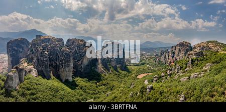 Weite Sicht auf fünf Klöster, die auf riesigen natürlichen Säulen am UNESCO-Weltkulturerbe Meteora, Thessalien, Griechenland, Europa gebaut wurden Stockfoto