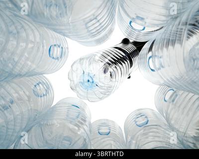 Die Kunststoffflasche wird in einem Recyclingbehälter entsorgt Stockfoto