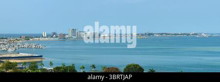 Panoramablick auf Ilha de Luanda - eine lebhafte Gegend, die für ihre Strände, Restaurants, Nachtleben, Yachthäfen und luxuriösen Resorts bekannt ist. Luanda, Angola Stockfoto