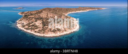 Atemberaubende Aussicht auf die Insel aus der Vogelperspektive mit unberührten Stränden, klarem türkisfarbenem Wasser und unberührter Natur Stockfoto