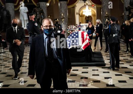 25. September 2020, Washington, District of Columbia, USA: US-Abgeordneter Jerrold Nadler (Demokrat von New York), verlässt den Staat, nachdem er dem verstorbenen Richter Ruth Bader Ginsburg, der am 25. September 2020 in der Statuary Hall of the Capitol in Washington, D.C. lag, seine Ehre erweist (Credit Image: © Erin Schaff - Pool via CNP/CNP via ZUMA Wire) Stockfoto