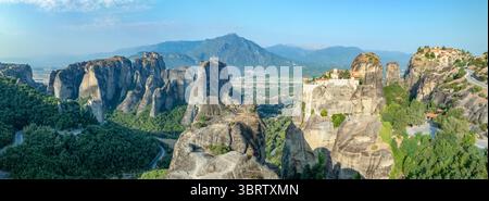 Panoramablick der Drohne auf die Meteora-Klöster auf Felsformationen in der Region Trikala, Thessalien, Griechenland, Europa Stockfoto