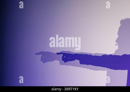 Silhouette mit dramatischen Schatten auf lila verlaufendem Hintergrund, die zeigende Gesten und Emotionen darstellen Stockfoto