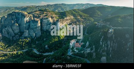 Panoramablick der Drohne auf die Meteora-Klöster auf Felsformationen in der Region Trikala, Thessalien, Griechenland, Europa Stockfoto