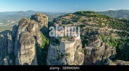 Panoramablick der Drohne auf die Meteora-Klöster auf Felsformationen in der Region Trikala, Thessalien, Griechenland, Europa Stockfoto