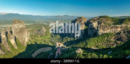 Panoramablick der Drohne auf die Meteora-Klöster auf Felsformationen in der Region Trikala, Thessalien, Griechenland, Europa Stockfoto