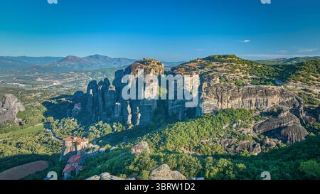 Panoramablick der Drohne auf die Meteora-Klöster auf Felsformationen in der Region Trikala, Thessalien, Griechenland, Europa Stockfoto