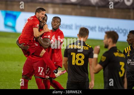 27. September 2020, East Hartford, CT, USA: Toronto FC Stürmer PABLO PIATTI #7 feiert den Sieg von Toronto FC Stürmer JOZY ALTIDORE #17 während eines regulären Saisonspiels in East Hartford, CT. Toronto FC besiegt Columbus Crew 3-1 (Foto: © Mark Smith/ZUMA Wire) Stockfoto