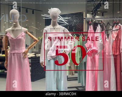 Kiew, Ukraine 12. Juli 2025 Sommerverkauf in einem Geschäft Schaufensterpuppen in modischer Sommerbekleidung ausgestellt. Ein Schaufenster im Einzelhandel mit Ma Stockfoto