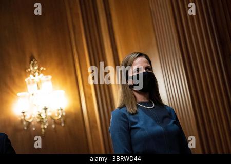 29. September 2020, Washington, District of Columbia, USA: Amy Coney Barrett, Kandidat von US-Präsident Donald Trump für die Associate Justice am Obersten Gerichtshof der Vereinigten Staaten, trifft am Dienstag, 29. September, mit Senator Mike Lee, einem Republikaner aus Utah, nicht abgebildet, im US-Kapitol in Washington, D.C., USA, zusammen. 2020. ein quälender Bestätigungskampf im Senat über Trumps Wahl des Obersten Gerichtshofs könnte das Schicksal mehrerer amtierender Senatoren bei den Wahlen im November besiegeln, obwohl er die Chancen, für welche Partei die Kammer kontrollieren wird, noch drastisch ändern muss (Credit Image: © Al Drago/CNP via ZUMA Wire) Stockfoto