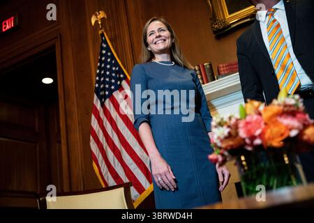 29. September 2020, Washington, District of Columbia, USA: Amy Coney Barrett, Kandidat von US-Präsident Donald Trump für die Associate Justice am Obersten Gerichtshof der Vereinigten Staaten, trifft am Dienstag, 29. September, mit Senator Mike Lee, einem Republikaner aus Utah, im US-Kapitol in Washington, D.C., USA, zusammen. 2020. ein quälender Bestätigungskampf im Senat über Trumps Wahl des Obersten Gerichtshofs könnte das Schicksal mehrerer amtierender Senatoren bei den Wahlen im November besiegeln, obwohl er die Chancen, für welche Partei die Kammer kontrollieren wird, noch drastisch ändern muss (Credit Image: © Al Drago/CNP via ZUMA Wire) Stockfoto