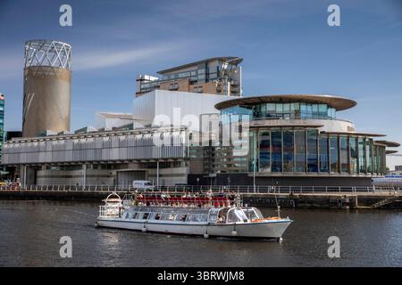 Großbritannien, England, Salford, Ausflugsboot in ehemaligen Docks, vorbei am Lowry Stockfoto