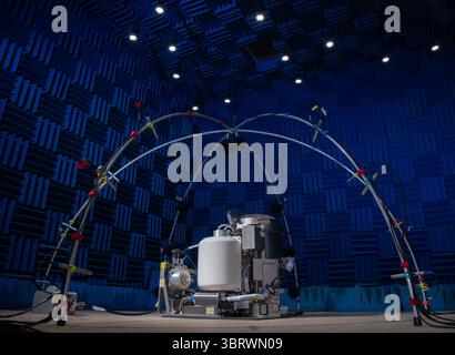 September 2020 – Kalifornien, USA – ISS Universal Waste Management System, Einheit 1 während der akustischen Prüfung. Es ist die alte Frage des Weltraumzeitalters: Wie gehen Astronauten ins Bad im Weltraum? Die grundlegendsten biologischen Prozesse des Menschen werden außerhalb des Planeten zu einer Herausforderung, was zum Teil auf die fehlende Schwerkraft zurückzuführen ist. Die NASA startet Êto im September eine neue Weltraumtoilette, das Universal Waste Management System (UWMS), auf der Internationalen Raumstation auf Northrop Grummans 14. Auftrag zur Nachversorgung. ÊAnother UWMS-Einheit wird installiert Orion der Artemis II-Flug testÊthat wird Astronauten zu einer 10-tägigen Mission schicken Stockfoto