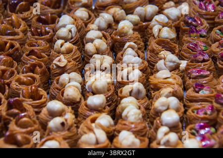 Eine herrliche Auswahl an traditionellen türkischen Süßigkeiten, die die Kunstfertigkeit der Süßwaren zeigen. Stockfoto
