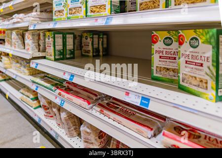 13. Juli 2025 – Boston, MA, USA: Leere Regale im Lebensmittelgeschäft mit Mangel an grundlegenden Artikeln wie Pasta. Stockfoto