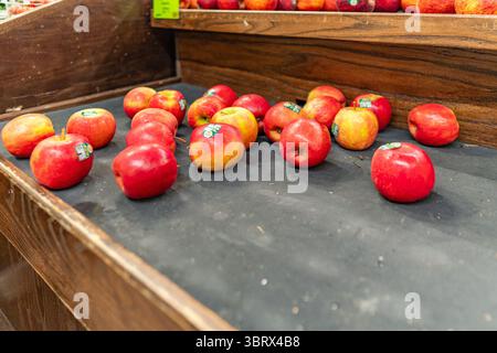 13. Juli 2025 – Boston, MA, USA: Leere Regale im Lebensmittelgeschäft mit Mangel an grundlegenden Artikeln wie Obst und anderen Produkten. Stockfoto
