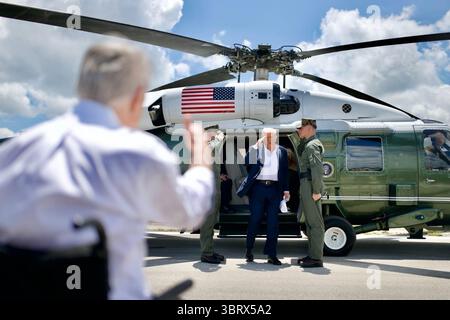 Präsident Donald J. Trump grüßt das Militär und Gouverneur Greg Abbott bei der Ankunft in Kerrville, Texas, um die Überschwemmungsschäden zu bewerten und sich am 11. Juli 2025 mit lokalen Führern und Ersthelfern zu treffen. Bild mit freundlicher Genehmigung des Weißen Hauses. Stockfoto