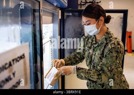 29. September 2020 - San Diego, Kalifornien, USA - Hospitalman Apprentice Jewel Guese, ein Segler, der der Naval Medical Center San Diego (NMCSD) Naval Branch Health Clinic (NBHC), Marine Corps Recruit Depot (MCRD) San Diego zugewiesen ist, bereitet Impfstoffe in der Klinik September vor. 29. Guese unterstützt medizinisches Fachpersonal bei der Vorbeugung und Behandlung von Krankheiten und Verletzungen und bietet medizinische Versorgung für Personal der Marine und des Marine Corps. Die Coronavirus-Pandemie (COVID-19) hat die Art und Weise verändert, wie viele Aspekte der Gesundheitsversorgung durchgeführt werden, und NBHC, MCRD San Diego hat einige seiner Techniken und Praktiken angepasst Stockfoto