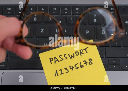 Sicherheitsrisiko auf dem Schreibtisch: Ein Zettel mit dem unsicheren Passwort 12345678 liegt offen auf einem Laptop, ein klassisches Beispiel für fahrlässigen Umgang mit sensiblen Zugangsdaten. *** Sicherheitsrisiko auf dem Schreibtisch: Ein Papier mit dem unsicheren Passwort 12345678, das auf einem Laptop offen liegt, ist ein klassisches Beispiel für fahrlässigen Umgang mit sensiblen Zugangsdaten. Nordrhein-Westfalen Deutschland, Deutschland GMS19547 Stockfoto