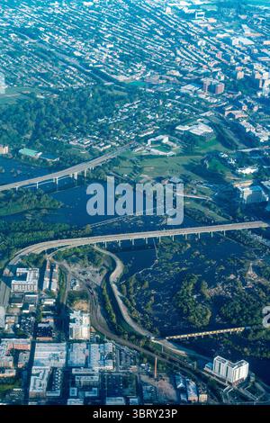 Luftaufnahme von Belle Isle, Lee Bridge, Manchester Bridge und T. Tyler Potterfield Memorial Bridge über den James River in Richmond, Virginia Stockfoto