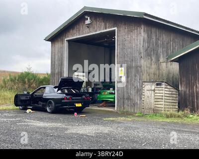 Eine kleine Holzgarage in England, in der Sportwagen umgebaut werden, die das Können der Automobilbranche und die Leidenschaft für die Autorestaurierung demonstrieren Stockfoto