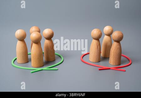 Zwei Gruppen von Personen, die zu einem Thema gegensätzliche Meinungen vertreten. Diskussionskultur, politischer Konflikt oder Gruppendynamik bei der Entscheidungsfindung. Stockfoto