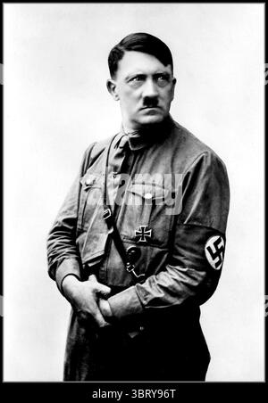 Adolf Hitler 1934 als 'der Reichskanzler' in der Sturmabteilung SA Uniform (die braunen Hemden) mit Nazi-Hakenkreuz-Armbinde Nazi-Deutschland 1930s. Führer und Reichskanzler (Führer und Kanzler des Reiches). Die Sturmabteilung (SA) war der ursprüngliche paramilitärische Flügel der NSDAP und wurde zur NSDAP Stockfoto