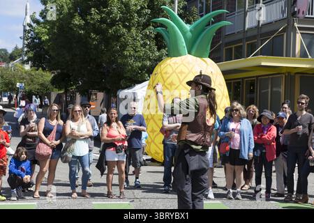16. Juni 2018 - Seattle, Washington, Vereinigte Staaten - Seattle, Washington: Ein Straßenkünstler unterhält Besucher auf dem Fremont Fair Craft Market. Das beliebte Straßenfest in der Nachbarschaft findet während der berühmten Fremont Solstice Parade statt, die vom Fremont Arts Council veranstaltet wird. Der jährliche Handwerksmarkt kommt der Fremont Chamber of Commerce zugute, einer gemeinnützigen Organisation, die öffentliche Kunst unterstützt und Geschäfts- und Bildungsmöglichkeiten in Fremont fördert. (Bild: © Paul Gordon via ZUMA Wire) Stockfoto